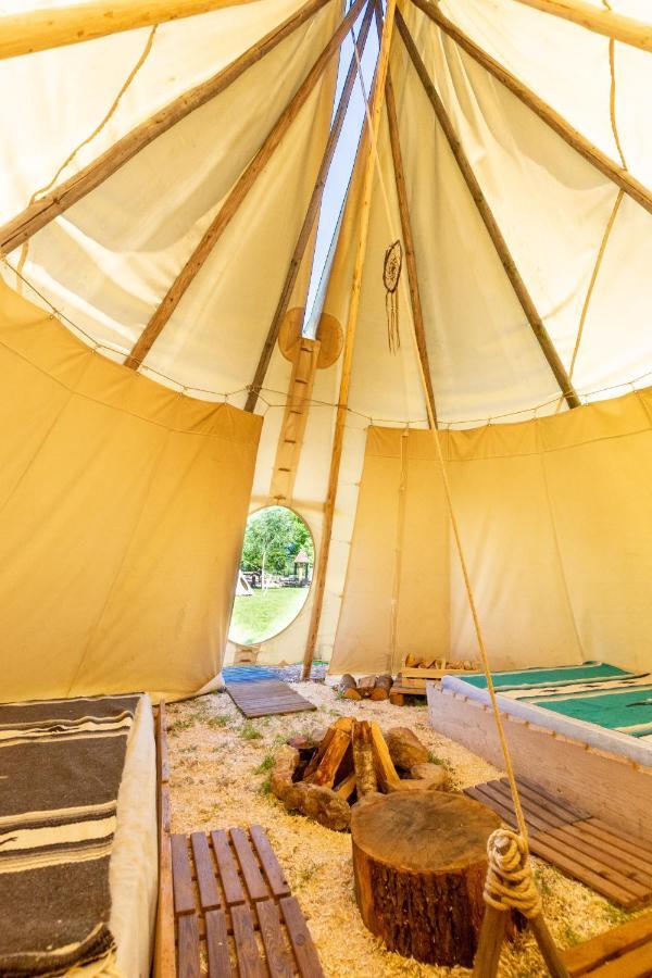 Отель Les Tipis Du Bonheur De Vivre Brulon Экстерьер фото