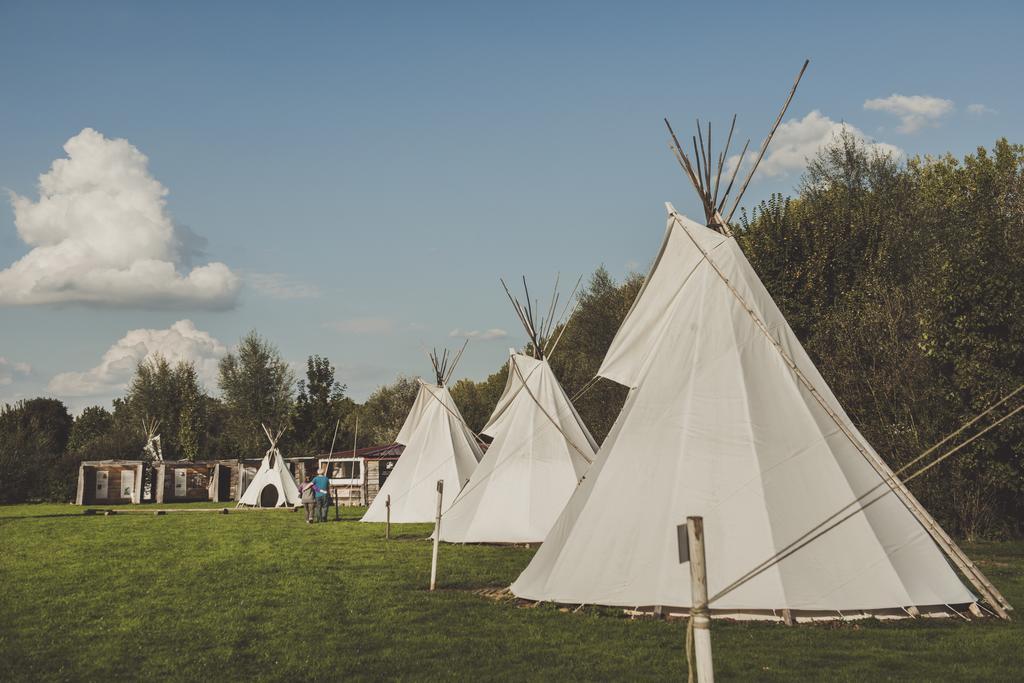 Отель Les Tipis Du Bonheur De Vivre Brulon Экстерьер фото