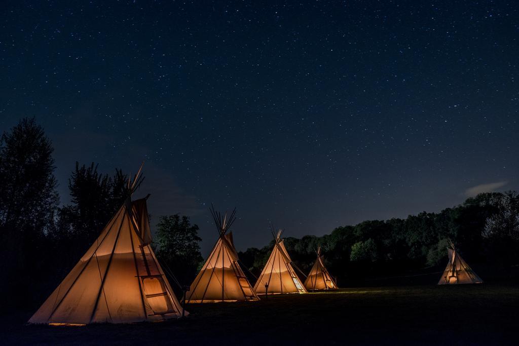 Отель Les Tipis Du Bonheur De Vivre Brulon Экстерьер фото