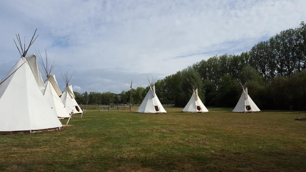 Отель Les Tipis Du Bonheur De Vivre Brulon Экстерьер фото