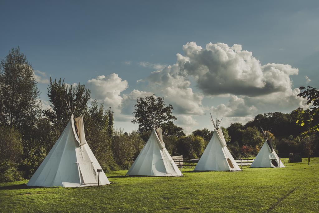Отель Les Tipis Du Bonheur De Vivre Brulon Экстерьер фото