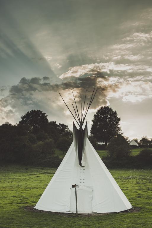 Отель Les Tipis Du Bonheur De Vivre Brulon Экстерьер фото