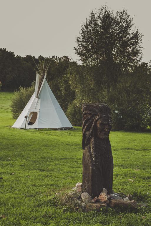 Отель Les Tipis Du Bonheur De Vivre Brulon Экстерьер фото
