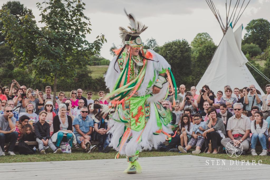 Отель Les Tipis Du Bonheur De Vivre Brulon Экстерьер фото