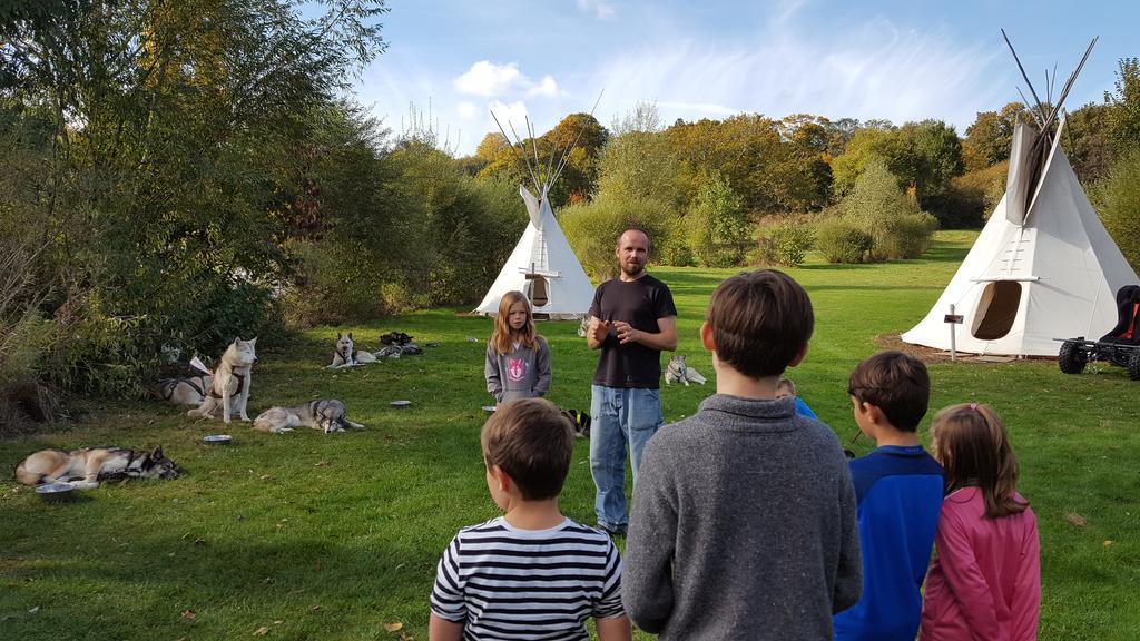 Отель Les Tipis Du Bonheur De Vivre Brulon Экстерьер фото
