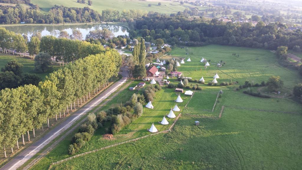 Отель Les Tipis Du Bonheur De Vivre Brulon Экстерьер фото