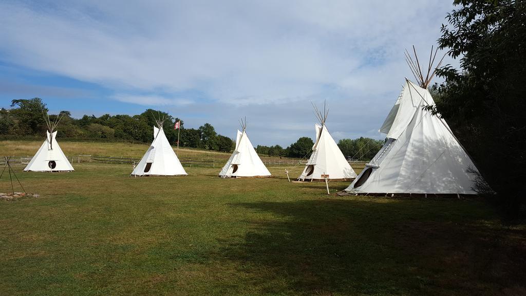 Отель Les Tipis Du Bonheur De Vivre Brulon Экстерьер фото